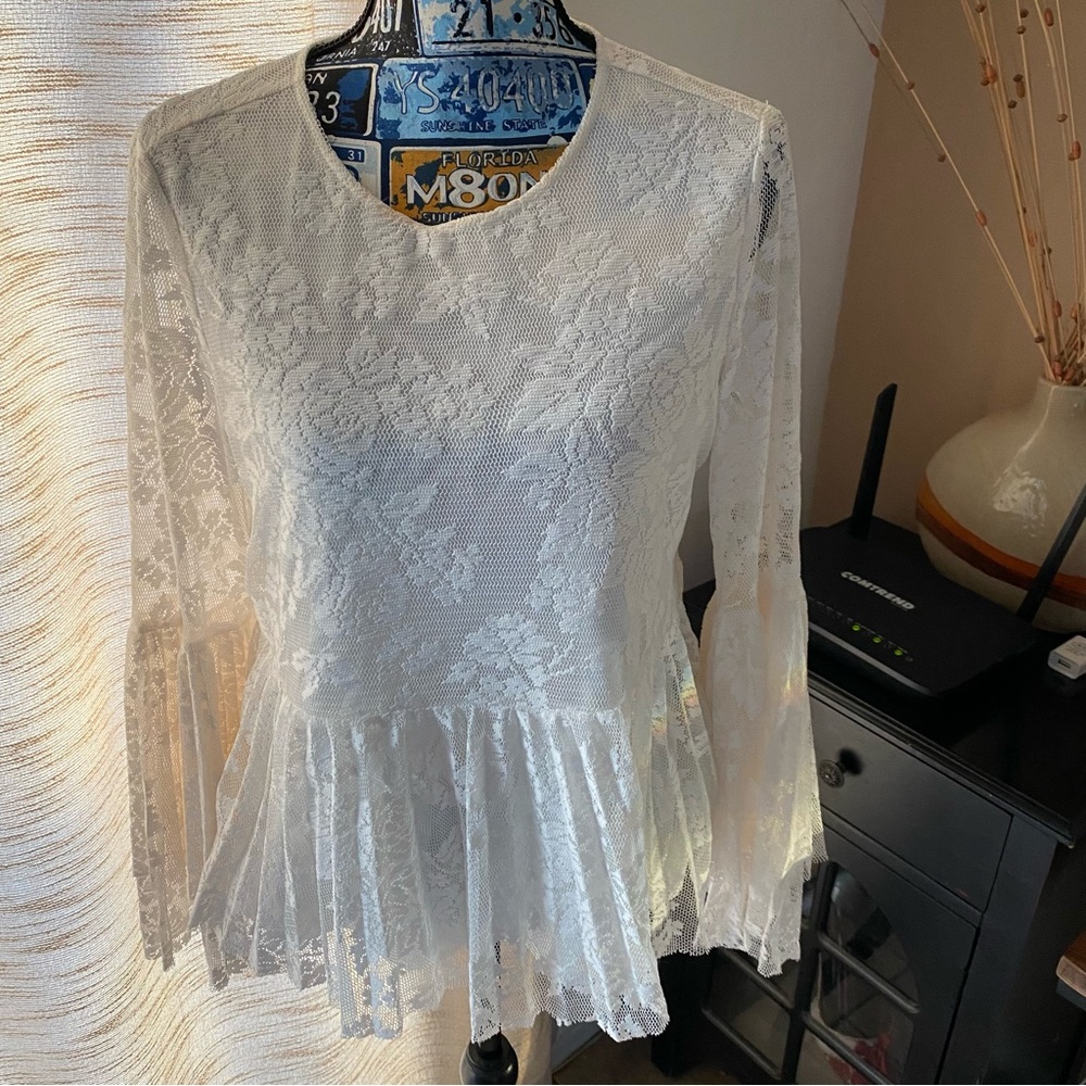 Dalia Size Medium Cream Lace Blouse w/Bell Sleeves - Picture 2 of 7
